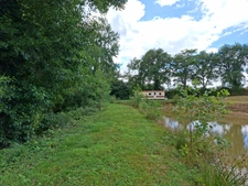 Grange , maisonnette, en pierre, brute à rénover, sur terrain de 10 000 m2 avec étang et Mobil Home. Proche Villaines la Juhel, Pré en Pail , Mayenne.