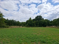 Grange , maisonnette, en pierre, brute à rénover, sur terrain de 10 000 m2 avec étang et Mobil Home. Proche Villaines la Juhel, Pré en Pail , Mayenne.