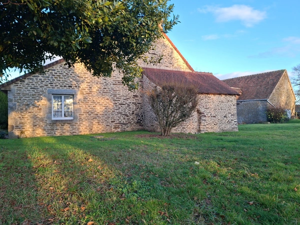 Longère + dépendance + grange, 3000m2 terrain clos, proche de ST CENERI LE GEREI & à 10 MIN ALENCON- Commerces et écoles à moins de 7 min.
