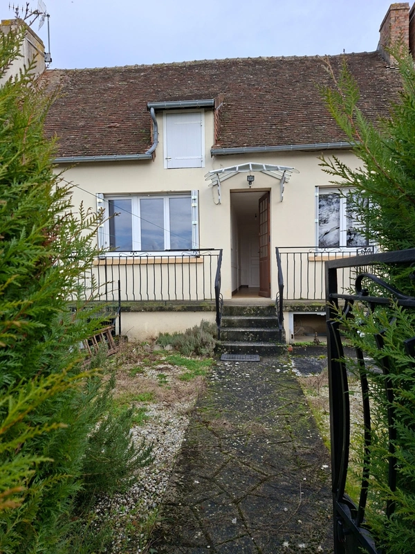 Maison de village à réfraichir, 5 min écoles college, péage, et gare Sncf, 35 min le Mans, 15 min ALENCON avec  jardinet