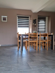 Longère rénovée en 6 pièces,128m2 plancher, double garage,au calme, impasse, au milieu des champs, proche Villaines la Juhel et Pré-en-Pail