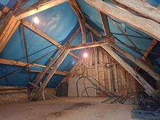 Jolie longère authentique + 170 m2 , sans aucun vis à vis au bord du Perche, entre campagne et forets,  avec dépendance, buchet et cellier, jardin arboré.