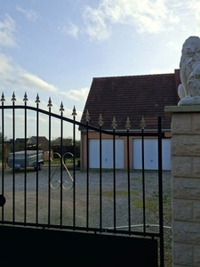 Maison 4 chambres 116m2 +double garage,  grande piece de vie plein sud, double garage. sur 2400m terrain, clos, Secteur Fresnays/ Sarthe- Ancinnes