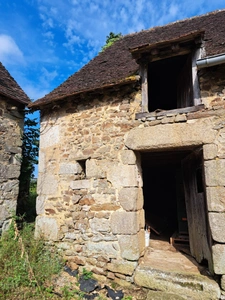 Fermette habitation 180 m2 habitable, et nombreuses dépendances à rénover. Moins de 10min d'Alencon, 4 min de St Ceneri le Gérei.