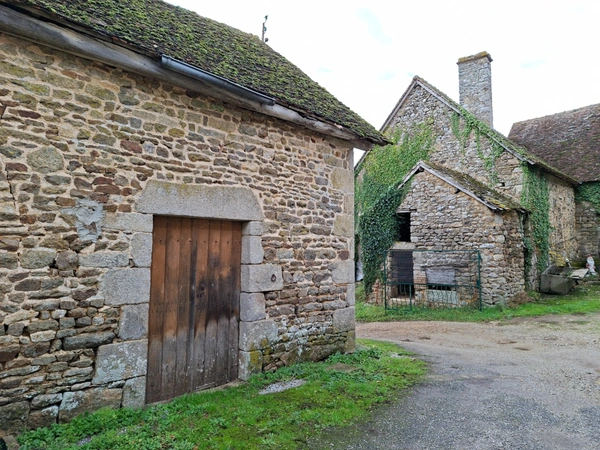 Fermette habitation 180 m2 habitable, et nombreuses dépendances à rénover. Moins de 10min d'Alencon, 4 min de St Ceneri le Gérei.