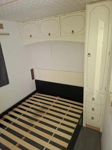 Grange , maisonnette, en pierre, brute à rénover, sur terrain de 10 000 m2 avec étang et Mobil Home. Proche Villaines la Juhel, Pré en Pail , Mayenne.