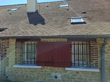 Jolie longère authentique + 170 m2 , sans aucun vis à vis au bord du Perche, entre campagne et forets,  avec dépendance, buchet et cellier, jardin arboré.