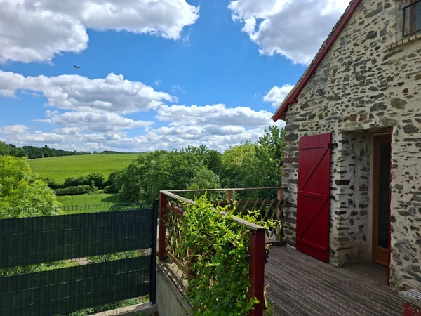 Jolie maison authentique en pierre, Au coeur des Alpes Mancelles, 160m2 surface totale sur Cave, 66 m2 Séjour, jardin clos, 3 chambres et Pièce palière.