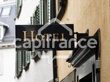 Calvados (14), Hôtel de caractère à fort potentiel sur la Côte Fleurie, proche DEAUVILLE et bord de mer
