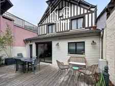Deauville, proche place Morny, ravissante maison de ville à vendre 3 chambres avec terrasse de 34 m2 bien exposée