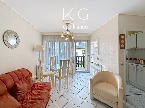 Deauville, Résidence place Morny, lumineux appartement T2 à vendre 33m2 au 2e étage au calme, balcon sur jardins, cave