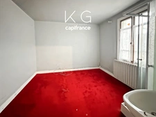 Deauville town centre, near Place Morny, in a character building, for sale: 86 m2 apartment and commercial premises, requiring renovation