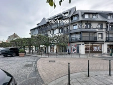 Deauville, Place Morny, beautiful 1-bedroom apartment for sale, 33m², on the 2nd floor, balcony overlooking gardens, cellar