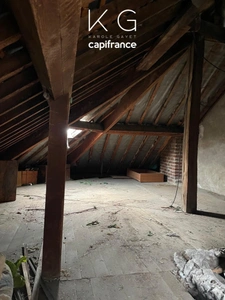 Deauville town centre, near Place Morny, in a character building, for sale: 86 m2 apartment and commercial premises, requiring renovation