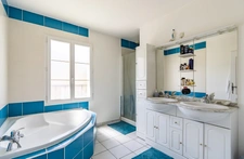 À vendre – Maison 2009 – 130 m² – 4 chambres – Piscine – Dépendance – Calme & commodités