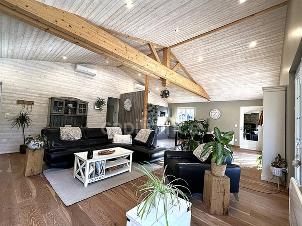 LANTON(33) TAUSSAT LES BAINS - Maison rénovée de plain-pied de 157 m² - Activité libérale possible - secteur privilégié
