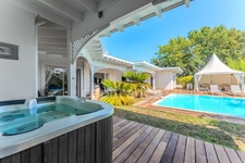 ANDERNOS LES BAINS (33) - Architect-designed villa of 350m² - 5 rooms and more, a stone's throw from the BASSIN