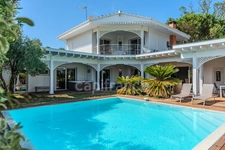 ANDERNOS LES BAINS (33) - Architect-designed villa of 350m² - 5 rooms and more, a stone's throw from the BASSIN