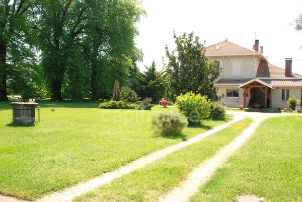 Maison de Maitre - dépendances - parc de 1,2 Ha - hypercentre de SALLES (33)