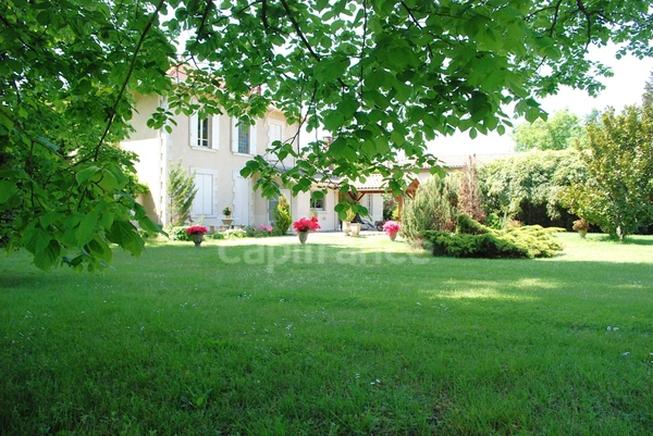 Maison de Maitre - dépendances - parc de 1,2 Ha - hypercentre de SALLES (33)