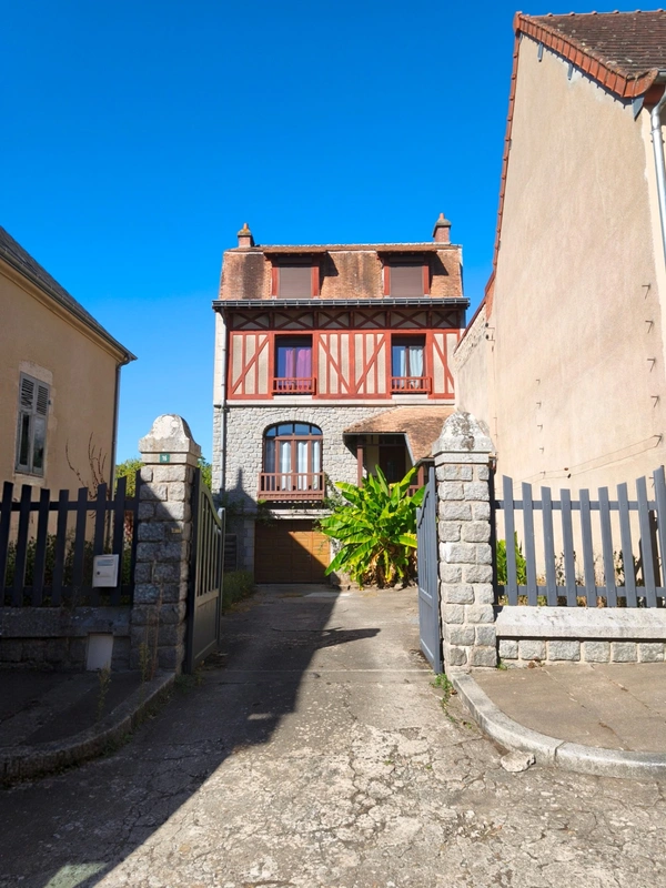 Maison à colombages 8 pièces 170 m² 5 chambres  jardin garage véranda LA CELLE DUNOISE (23) Creuse 3h30 Paris 30 min de la Gare 