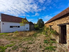 Maison de campagne 3 pièces 2 chambres séjour cuisine salle de bains jardin dépendance cave NOUZERINES (23) 109 900€