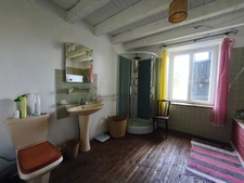 Maison de campagne 3 pièces 2 chambres séjour cuisine salle de bains jardin dépendance cave NOUZERINES (23) 109 900€
