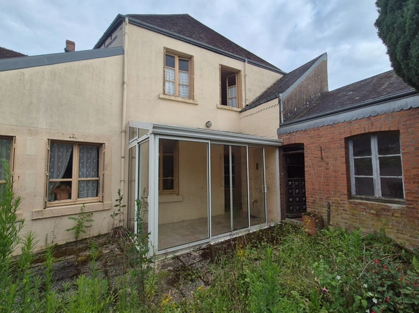 Indre (36) : maison de bourg à vendre 6 pièces de 156 m2 Véranda jardin clos et appartement supplémentaires !