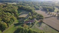 Propriété de caractère  avec vue – Longère, grange et gîte – 320 m² habitables – 5 chambres + gite 3 chambres – 2 vérandas - 3 ha de terrain et bois – 297 000 €  Creuse / Indre