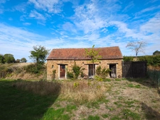 Maison de campagne 3 pièces 2 chambres séjour cuisine salle de bains jardin dépendance cave NOUZERINES (23) 109 900€