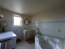 Propriété de caractère  avec vue – Longère, grange et gîte – 320 m² habitables – 5 chambres + gite 3 chambres – 2 vérandas - 3 ha de terrain et bois – 297 000 €  Creuse / Indre