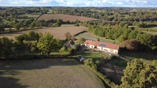 Propriété de caractère  avec vue – Longère, grange et gîte – 320 m² habitables – 5 chambres + gite 3 chambres – 2 vérandas - 3 ha de terrain et bois – 297 000 €  Creuse / Indre