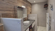 Maison, piscine, appt indépendant et terrain détachable de 300 m², viabilisée.  – usage mixte possible – Farges (01550)