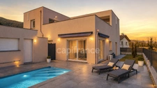 Maison, piscine, appt indépendant et terrain détachable de 300 m², viabilisée.  – usage mixte possible – Farges (01550)
