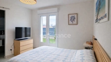 Maison, piscine, appt indépendant et terrain détachable de 300 m², viabilisée.  – usage mixte possible – Farges (01550)