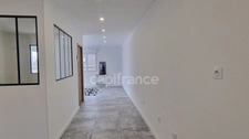 Maison, piscine, appt indépendant et terrain détachable de 300 m², viabilisée.  – usage mixte possible – Farges (01550)