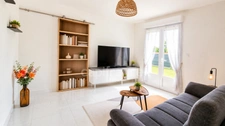 Maison, piscine, appt indépendant et terrain détachable de 300 m², viabilisée.  – usage mixte possible – Farges (01550)
