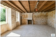 A vendre sur 1,14 Ha - Maison 1 à Réhabiliter 200 m² / Maison 2 Habitable Immédiat CHERMIGNAC (17)