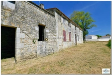 A vendre sur 1,14 Ha - Maison 1 à Réhabiliter 200 m² / Maison 2 Habitable Immédiat CHERMIGNAC (17)