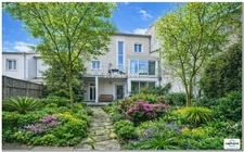 Architect-designed house for sale in Royan (17), City Center - 200 m² living space - 7 rooms - 5 bedrooms - Garage - Garden 