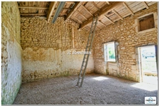 A vendre sur 1,14 Ha - Maison 1 à Réhabiliter 200 m² / Maison 2 Habitable Immédiat CHERMIGNAC (17)