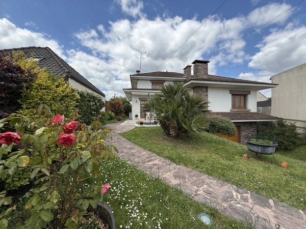 Maison à vendre 8 pièces, 6 chambres dont 3 en rez-de-chaussée DOMONT (95)