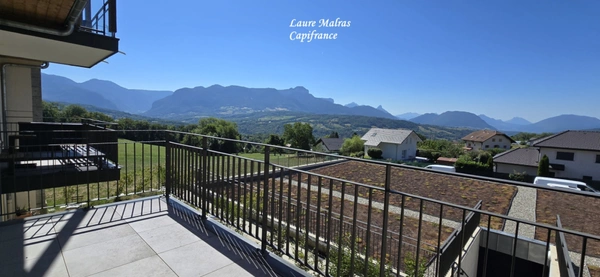 GROISY – A vendre beau T2 avec balcon, vue montagnes, cave, 2 stationnements privatifs
