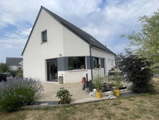 5' Saumur Pavillon de 2018 avec de belles prestations- Suite parentale de plain pied- 4 chambres ur 727 m2 de terrain arboré clos