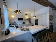Maison de ville entièrement rénovée, composée de 4 chambres, terrasse et jardin à proximité du coeur de ville de Saumur.