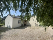 MAISON DE PLEIN PIED d'environ 80m2 COMPOSEE DE 2 CHAMBRES A 10MN SAUMUR AVEC TERRAIN ARBORE CLOS ET DEPENDANCE