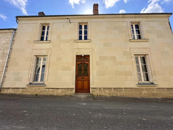 LE PUY NOTRE DAME, Maison tuffeau de 162m² avec cour, jardin clos et dépendances.