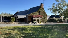 12 MIN SAUMUR SUD LONGERE ENTIEREMENT RENOVEE + STUDIO INDEPENDANT SUR ENVIRON 1500M2 ARBORE CLOS