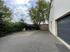 ST HILAIRE ST FLORENT MAISON 3 CHAMBRES DE PLAIN PIED SUR PARCELLE DE 848M2 DE TERRAIN ARBORE CLOS