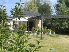 MAISON DE PLEIN PIED d'environ 80m2 COMPOSEE DE 2 CHAMBRES A 10MN SAUMUR AVEC TERRAIN ARBORE CLOS ET DEPENDANCE